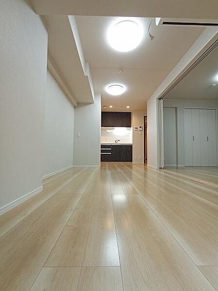 床材は落ち着きのあるカラーの自然木目調を採用されております。壁面は主張しすぎないオフホワイトを配色することにより空間全体に広がりを感じさせてくれます。