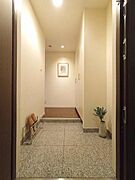 玄関から見たリビングに続く廊下。明るいい雰囲気がお客様をお迎えしてくれます。お好みのインテリアコーディネートをお楽しみください。