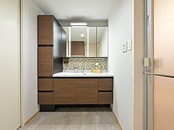 忙しい朝の始まりに大切な空間である洗面所。ご自身のスタイルに合わせたコーディネートで一日の始まりはモチベーションも高まりそうです。温かみのあるお色味。