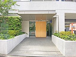 人に例えますとマンションのエントランスは「顔」にあたります。清潔感を備えた本マンションの「顔」は、訪れる人を大切に迎えてくれます