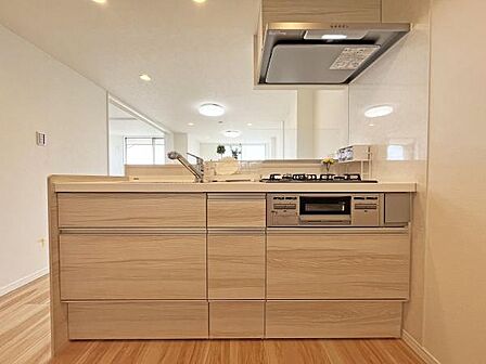 ホームパーティーを催して自慢したくなるオシャレな空間のキッチン。この雰囲気に合わせる家具や家電探しはワクワクばかり。