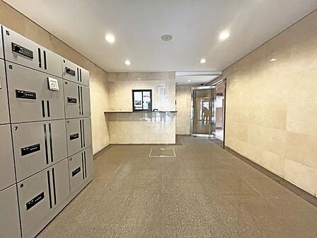 建物エントランス・人に例えますとマンションのエントランスは「顔」にあたります。清潔感を備えた本マンションの「顔」は、訪れる人を大切に迎えてくれます。