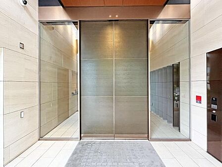 建物エントランス・人に例えますとマンションのエントランスは「顔」にあたります。清潔感を備えた本マンションの「顔」は、訪れる人を大切に迎えてくれます。