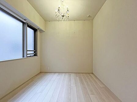 床材は落ち着きのあるカラーの自然木目調を採用。壁面は主張しすぎないカラーを配色することにより空間全体に広がりを感じさせてくれます。