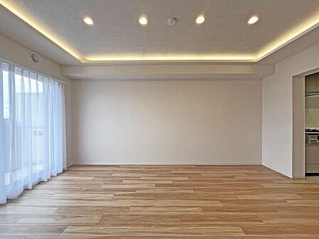 明るく開放的なリビングは、心は明るく、身体を深くリラックスさせてくれます。食後には読書やお子様と一緒に遊んだりとゆとりある時間が流れます。