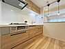 キッチン：ホームパーティーを催して自慢したくなるオシャレな空間のキッチン。この雰囲気に合わせる家具や家電探しは、本当にワクワクすると思います。