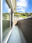 「広い使いやすいバルコニー」陽ざしがたっぷり降り注ぐ、広々としたバルコニー付き住まい。開放感、爽快感も感じる素敵な空間です。