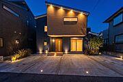 落ち着いた住宅街に佇む、モダンで開放感あふれる一軒家。家族の時間を豊かに彩る上質な邸宅をご案内します。※画像の一部はCG処理によるイメージ画像です。照明植栽等は実際と異なる場合があります。