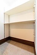 「シューズクローク付き」「玄関に靴がいっぱいで、出入りしにくい」こんなお悩みを解決するのが、「シューズクローク」です。
