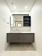 ゆとりある洗面台なら、忙しい朝も親子で並んで仲良く身支度。お出かけ前の笑顔が自然と広がる、心地よい洗面空間です。