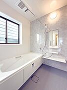 「一日の疲れを癒す格別な空間へ」白を基調とした清潔感のあるバスルームは是非足を延ばしてくつろいで欲しい空間。一日の疲れを癒し良質な睡眠にもつながります。