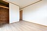 収納：天井まで伸びる収納嬉しい収納力の高いクローゼット付き。天井付近までしっかりと収納ができる使い勝手の良いクローゼット。