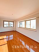 2面採光で光を集めるお部屋はゆっくりと落ち着く空間です。クローゼットもございますので、収納家具を新たに揃える準備も省け、なにより居住空間を広く使えるので快適です。