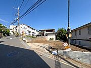 閑静な住宅地につき交通量も少なく落ち着いた印象を持ちます