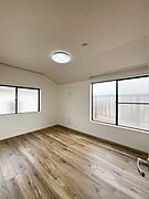 2面採光で光を集めるお部屋はゆっくりと落ち着く空間です。クローゼットもございますので、収納家具を新たに揃える準備も省け、なにより居住空間を広く使えるので快適です。