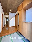 気品あるデザイン性を持つ玄関は、住む方の満足感を満たすクオリティ。帰宅するご家族や、訪れる方を気持ちよく迎える・安らぎに満ちた生活空間を予感させてくれます。