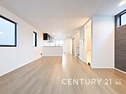 家族みんなが集まるリビング。やさしい色合いのフローリングと白いクロスの明るい空間はきっと家族の心も穏やかに癒してくれます。