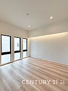 優しい色合いのフローリングと建具。やわらかな日差しがくつろぎの空間を演出します。
