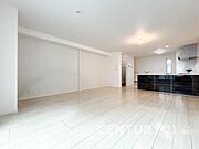 優しい色合いのフローリングと建具。やわらかな日差しがくつろぎの空間を演出します。