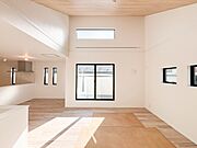 ～類似内装同仕様写真～  ※取引する建物とは、デザイン、色彩、開口部の位置、形状等が異なります。