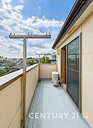 気持ちのいい空が見渡せる広いバルコニー。