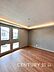 リビング/ダイニング：優しい色合いのフローリングと建具。やわらかな日差しがくつろぎの空間を演出します。