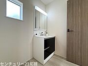 2026年4月11日撮影♪毎日使うものだから清潔な空間を保ちたい水回り。洗面にはそんな願いを解消させてくれる収納アイデアが満載です。三面鏡の裏側にはキャビネットが現れ小物から背の高い物まで収納できます