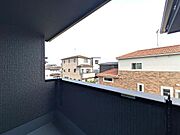 2026年5月25日撮影♪優しい風を感じることが出来るバルコニー。つい深呼吸をしたくなる気持ちの良い場所はこのお部屋の自慢です。お洗濯物を干すスペースとしても十分な広さがあります。♪