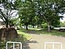 周辺：西川島町公園まで1281m、幼児〜小学生向けの「遊具エリア」には砂場や遊具、それ以外の「一般エリア」にはストレッチ器具が設置。緑の多い公園。