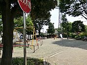 大上なかよし公園まで986m、公園のすぐそばに阿久和川が流れています。とても静かな場所でゆっくり遊べそうです。