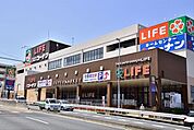 ライフ戸塚汲沢まで1524m、広い店内は、所狭しと商品が陳列してあります。お目当てのモノもきっと見つかる宝探し。ゆっくりお買い物を楽しめます。