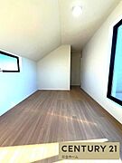 《洋室》　■机とべットを入れても十分な広さ。。お子様の勉強部屋に。