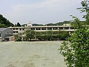 鎌倉市立今泉小学校まで654m