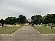 港の見える丘公園まで1102m、横浜港を見下ろす小高い丘にある公園。イギリス館を背景に英国風の庭があり、四季を通していろいろなバラや草花が咲き競います。