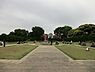 周辺：港の見える丘公園まで1102m、横浜港を見下ろす小高い丘にある公園。イギリス館を背景に英国風の庭があり、四季を通していろいろなバラや草花が咲き競います。