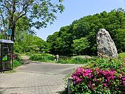 桜台公園まで802m、散策路があり散歩が楽しめます。春はさくら、秋は紅葉が楽しめます。ベンチ、トイレ、すべり台、ブランコ、鉄棒があります。