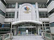 成城石井横浜ランドマーク店まで558m、輸入食品や高級食品を揃えているスーパーマーケットです。週末の自分のご褒美に、家族の好きな食材でワンランク上の物を。