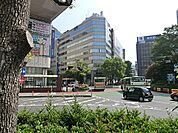 ダイソー横浜駅前西口店まで443m、家庭用品、おもちゃ、文房具、インテリア、弁当グッズ、ギフトなどを取り揃えた雑貨チェーン店。