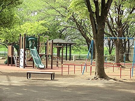佐江戸公園まで1528m、あおむしのような形をしたスプリング遊具などがあります。砂場やブランコ、健康遊具、スポーツグランドもあります。
