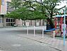 周辺：市ヶ尾幼稚園まで572m、園庭にはアンパンマン号など、みんなが楽しめる遊具がたくさんあります。お砂場の横にはうさぎさんと小鳥の小屋もあります