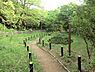 周辺：馬場町公園まで944m、森林の中にいるような自然豊かな公園。ヒヨドリやツグミ、シジュウカラなど野鳥観察をしながらの散策もおすすめです。