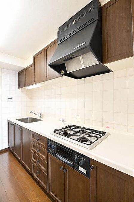 使い勝手の良いシステムキッチン。3口コンロとグリルを備え、複数の料理を同時に調理可能。収納も充実しており、毎日の家事を快適にサポートする機能的なキッチンです。※CG加工済