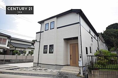 外観:敷地広々67坪超の東南角地に建つ陽当たり良好な住まい!太陽光パネル搭載、大型ガレージ付き+駐車6台可能です。常総線「西取手」駅まで徒歩15分、小中学校も徒歩圏内の便利な立地(^^)/ 外観:敷地広々67坪超の東南角地に建つ陽当たり良好な住まい!太陽光パネル搭載、大型ガレージ付き+駐車6台可能です。常総線「西取手」駅まで徒歩15分、小中学校も徒歩圏内の便利な立地(^^)/