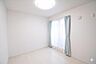 洋室：バルコニーに面した5.2帖洋室は、やさしい陽光が差し込む心地よい空間。クローゼット完備で収納力もあり、子ども部屋や書斎、趣味のお部屋としても活用できます。※CG加工済