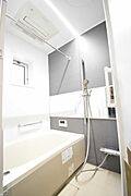日々の疲れを癒すバスルーム！雨の日も洗濯物を干せる浴室暖房乾燥機の暖房機能で寒い時期にも快適に入浴できます。
