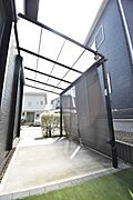 自転車やバイクを置いたり、雨の日の洗濯物を干したりも可能です◎