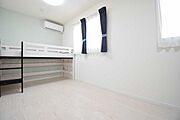 2階納戸はお部屋としても使用可能です！明るい日差しが差し込む快適空間。