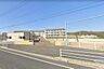 周辺：取手市立高井小学校まで950m、お子さまを育む学校が身近にあります。お子さまの通学も安心です。