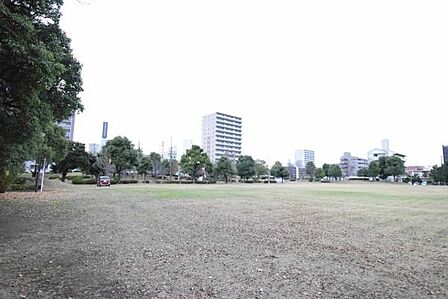 駅南平和公園まで1118m、豊かな緑に囲まれた駅南平和公園。駅南平和公園は毎日の遊び場です。
