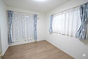 2面採光で明るく風通しの良い6.5帖洋室。インナーバルコニーに面し、自然光をたっぷり取り込む心地よい空間。寝室や子ども部屋としても快適にお使いいただけます※室内写真はCGでイメージ加工を施しています。